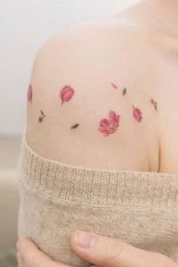 The Allure of Delicate Tattoos: Expressing Yourself with Finesse插图1