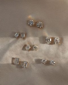 Dazzling Decisions: A Guide to Diamond Earring Settings插图