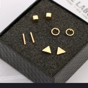 The Perfect Match: A Guide to Earring Settings插图4