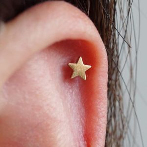 What star earrings make you look younger?插图2