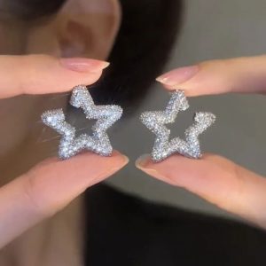 What star earrings make you look younger?插图1