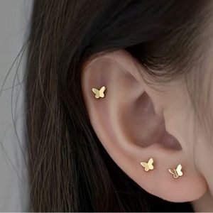 Wearing a single earring: a fashion statement or deeper meaning? Uncover the symbolism behind this trend