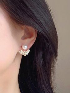 Earring Styles 2024: Top Trends to Elevate Your Look插图4