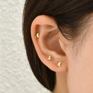 The Allure of Small Gold Earrings插图2