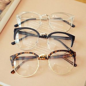 Do clear eye glass frames yellow?插图3