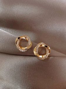 The Allure of Small Gold Earrings插图4