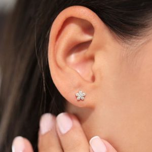 What Does Wear One Earring Mean?插图4