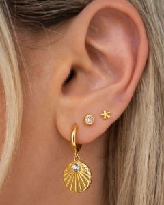 The Art of Adornment: Exploring Earring Combinations插图2