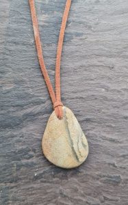 Craft Your Own: How to Make a Necklace with a Stone插图2