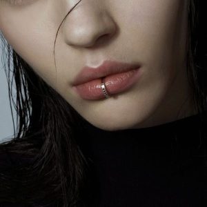 A Guide to Different Lip Piercings插图3