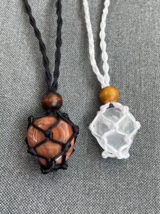 Craft Your Own: How to Make a Necklace with a Stone插图4