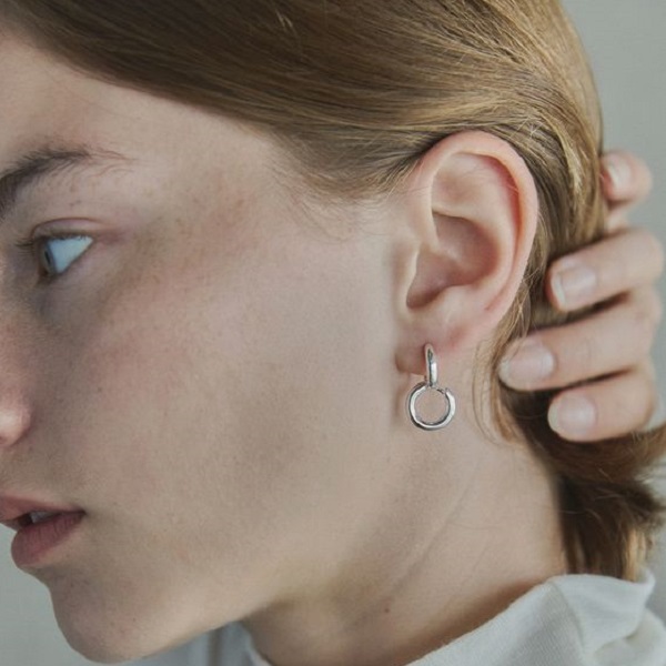 trend of wearing a single earring