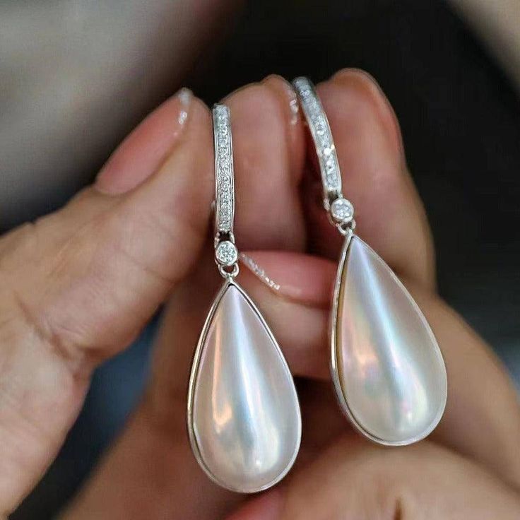  reasons behind the high cost of pearl earrings