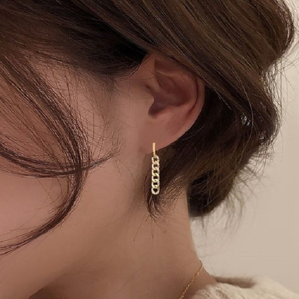 trend of wearing a single earring