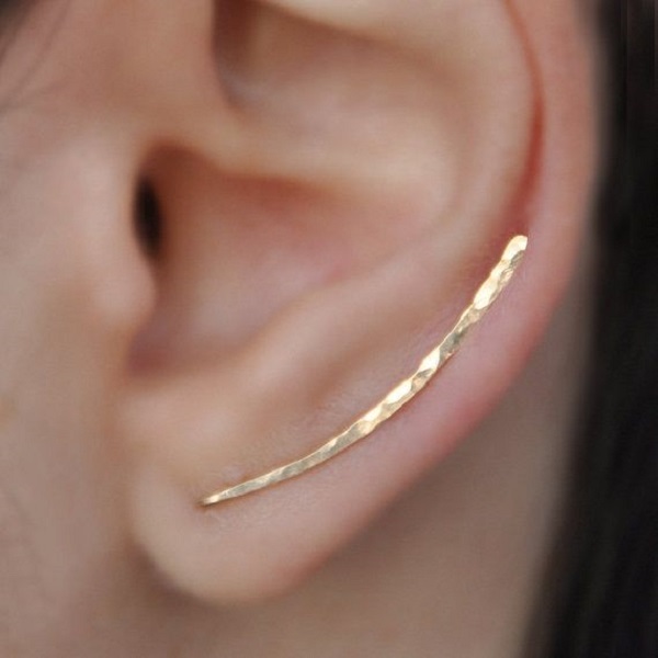 trend of wearing a single earring