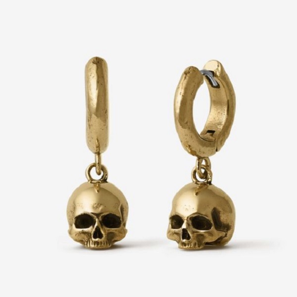  Discover if odd earrings are fashionable 