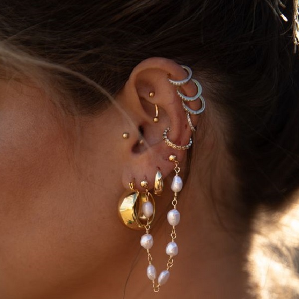  Discover if odd earrings are fashionable 