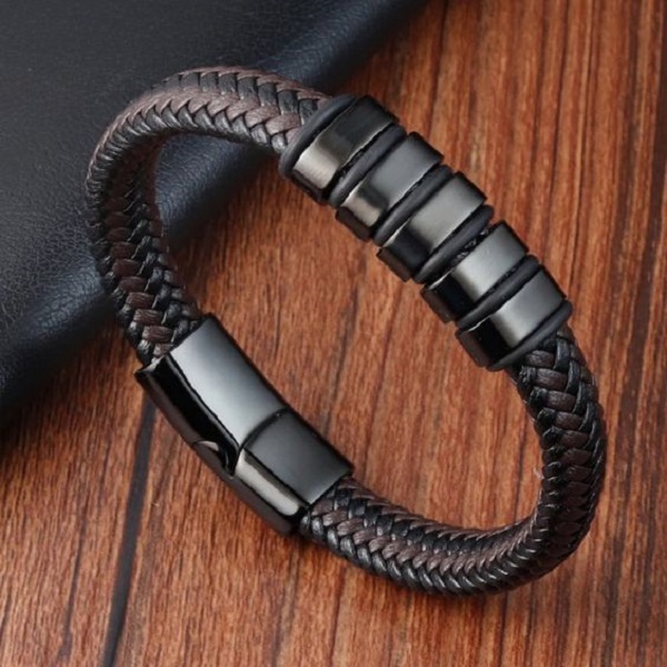 Discover the latest trends in men's bracelets