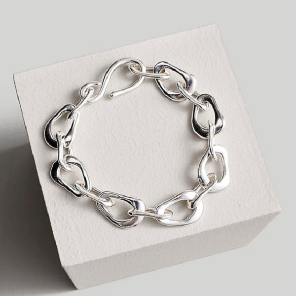 Discover the benefits of wearing a silver bracelet