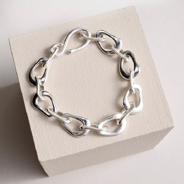 Learn how to make a metal bracelet at home