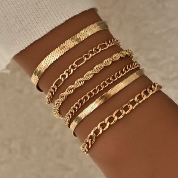 Learn how to wear bracelets elegantly