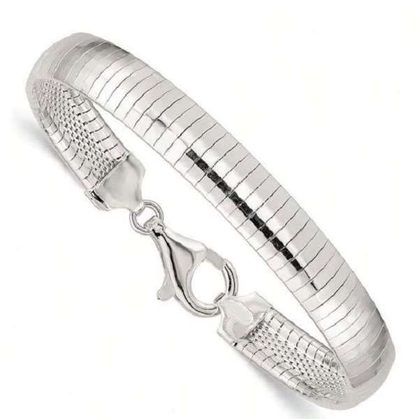 Discover the benefits of wearing a silver bracelet