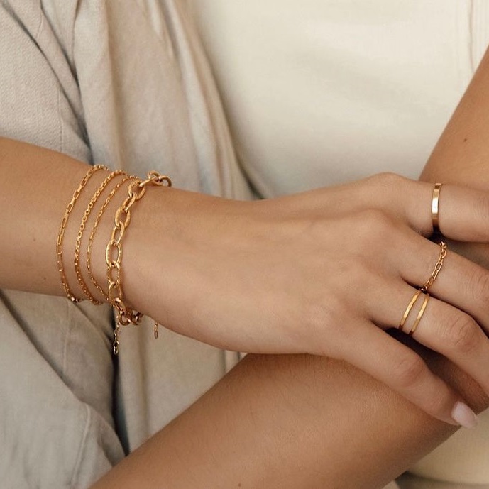 Discover the art of wearing bracelets elegantly