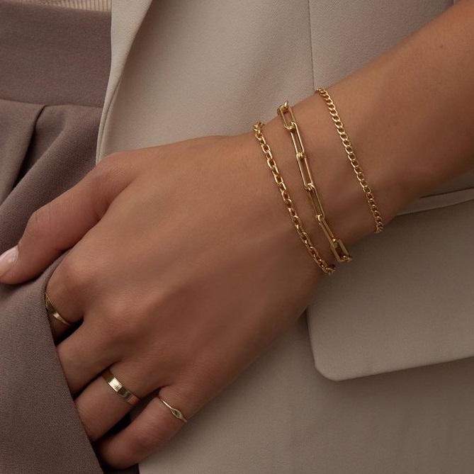 Discover the art of wearing bracelets elegantly