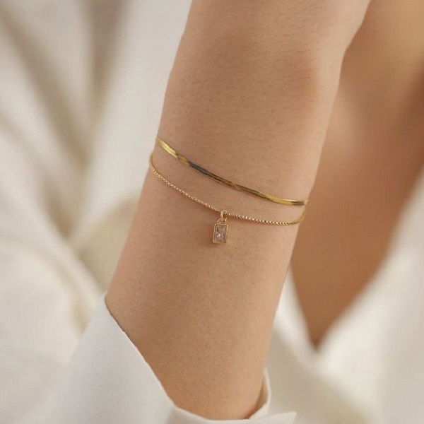 Discover the art of wearing bracelets elegantly