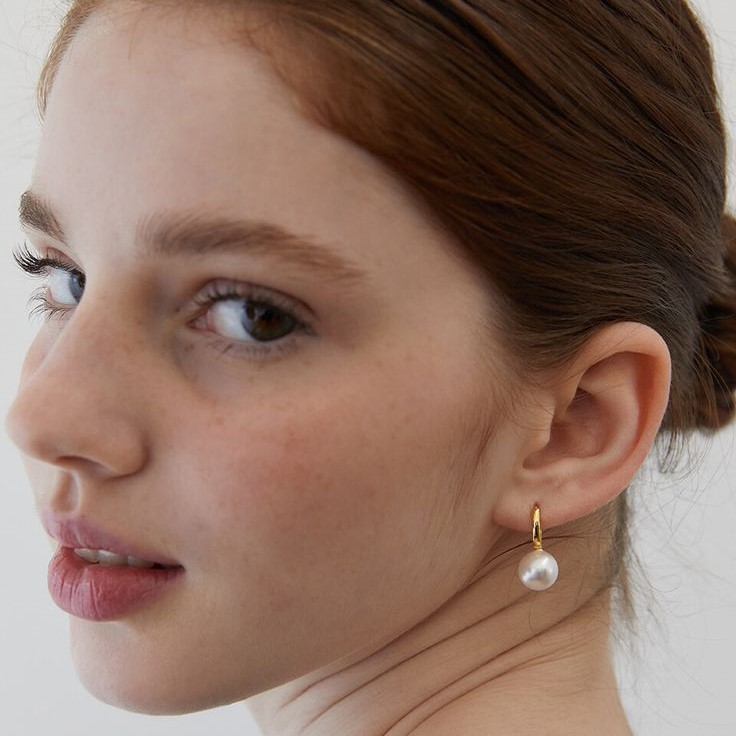 Embrace the Pearl Hoops Craze: Top Picks for a Glamorous Glow缩略图